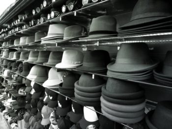 sombreros a la venta en una estantería