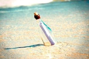un mensaje en una botella en una playa