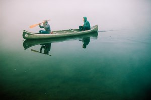 dos personas en canoa