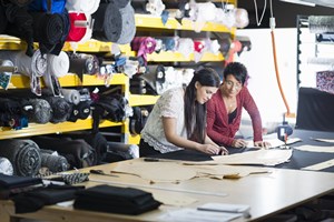 dos personas trabajando en una tienda de telas