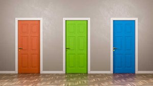 tres puertas de diferentes colores en un pasillo
