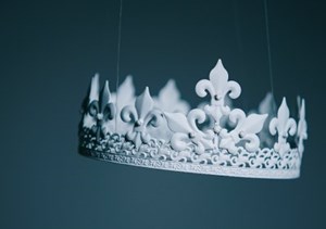 corona en el aire sostenida por cuerdas