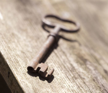 llave en una mesa de madera