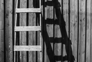 escalera de madera apoyada en un edificio
